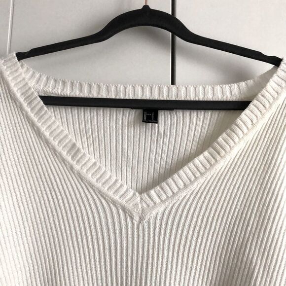 3/$45 Forever 21 V-Neck Oversized Sweater - Picture 3 of 4